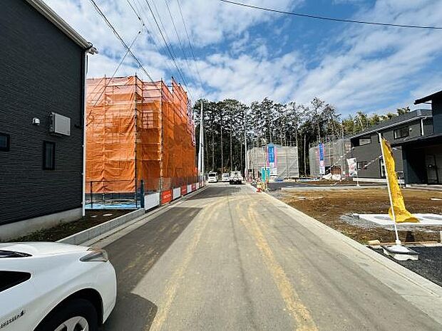 幅広い前面道路が広がり車の出し入れがしやすい環境です。周辺には新築物件が立ち並び開放感のある街並みが特徴的です。電柱や配線も整備されており整然とした印象を与えます。