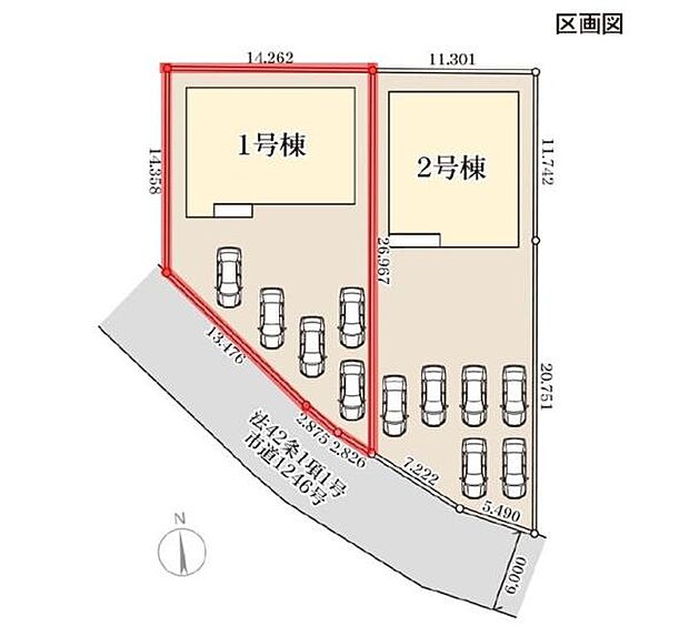 2棟の建物が整然と配置された区画図です。複数台の駐車スペースが設けられており車の利用にも便利です。敷地の形状や道路との接道状況が一目でわかります。建物や敷地の寸法も明確に表示されています。