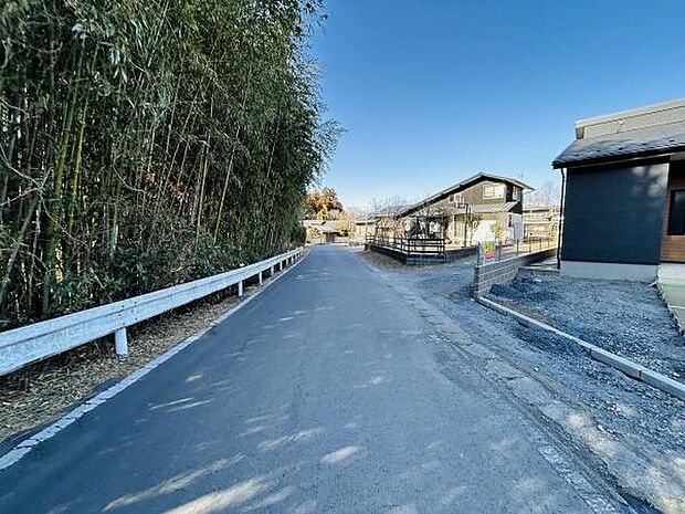 現地前面道路は車通行も安心の幅員が確保されています。周囲は落ち着いた雰囲気で生活環境も整っています。道沿いには自然も感じられ心が安らぐ環境です。住宅街へのアクセスもしやすく暮らしやすさが感じられます。