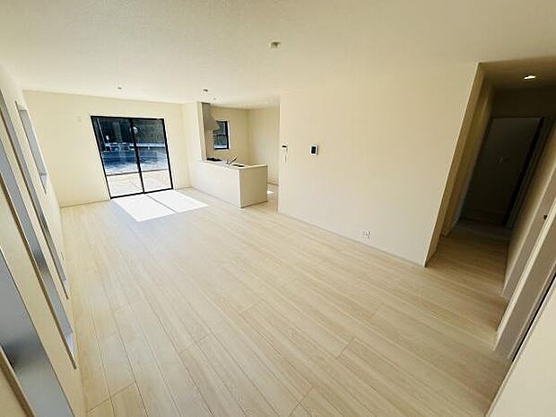 明るい日差しが差し込むリビングは開放感のある広々とした空間です。窓が大きく室内がより明るく感じられます。ホワイト系の内装でシンプルな雰囲気が魅力です。