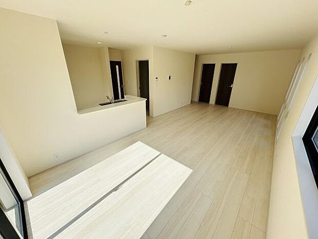 リビングは開放感のある空間に仕上がっています。窓からの光が全体に届き室内が明るく感じられます。ナチュラルな色合いのフローリングが空間を広く見せてくれます。