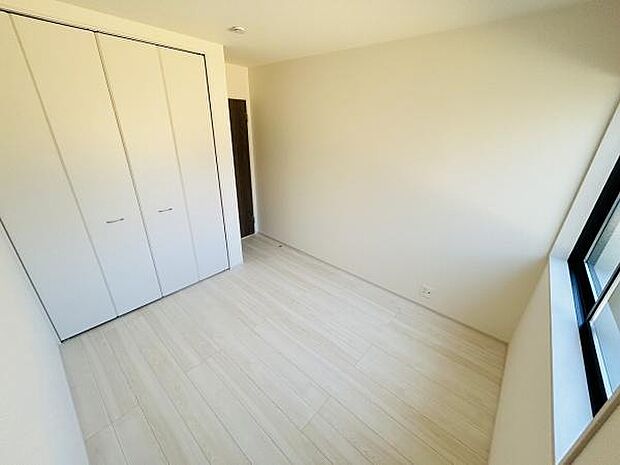 明るい日差しが差し込む子供部屋です。シンプルな内装でお好みのインテリアに合わせやすいです。大きめのクローゼット付きで収納面も安心です。白を基調とした床材が清潔感を演出しています。