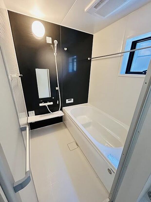 シンプルで清潔感のあるデザインが魅力のバスルームです。浴槽とシャワーが備わっており日々のリフレッシュに適しています。壁のコントラストカラーがアクセントになっています。