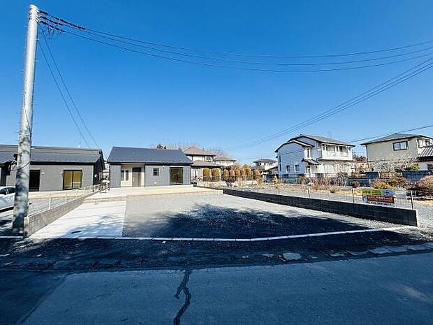 広々とした駐車スペースが確保されています。車の出し入れもスムーズに行えます。道路からのアクセスもしやすい敷地です。周囲が見渡せる開放的な駐車場となっています。