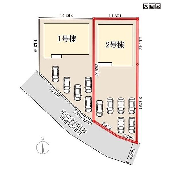 2棟の建物が整然と配置された区画図です。複数台の駐車スペースが設けられており車の利用にも便利です。敷地の形状や道路との接道状況が一目でわかります。建物や敷地の寸法も明確に表示されています。