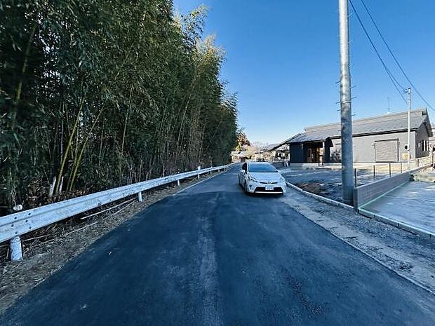前面道路がしっかり舗装されており車両の出入りがしやすい印象です。道幅も確保されているため通行も安心です。周辺には緑が豊富で落ち着いた雰囲気を感じられます。