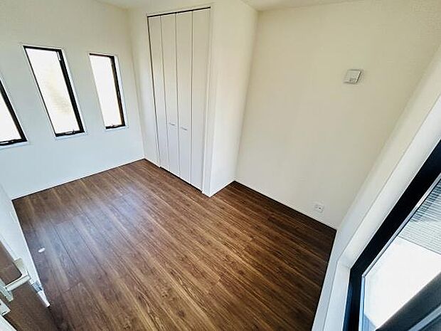 3つの窓から自然光がたっぷり差し込み部屋全体が明るい印象です。木目調のフローリングが落ち着いた雰囲気を演出しています。収納スペースも備わっておりすっきりと使えます。