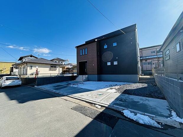 広々とした駐車スペースが確保されています。車の出し入れもスムーズに行える配置です。敷地内で安心して駐車できる環境になっています。建物前面が舗装されており使い勝手も良好です。