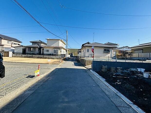 前面道路は広々としており車の出入りもスムーズに行えます。現地周辺は住宅が並び落ち着いた雰囲気が感じられます。道路の舗装も整っており快適なアクセスが可能です。周囲の開放感も魅力的です。
