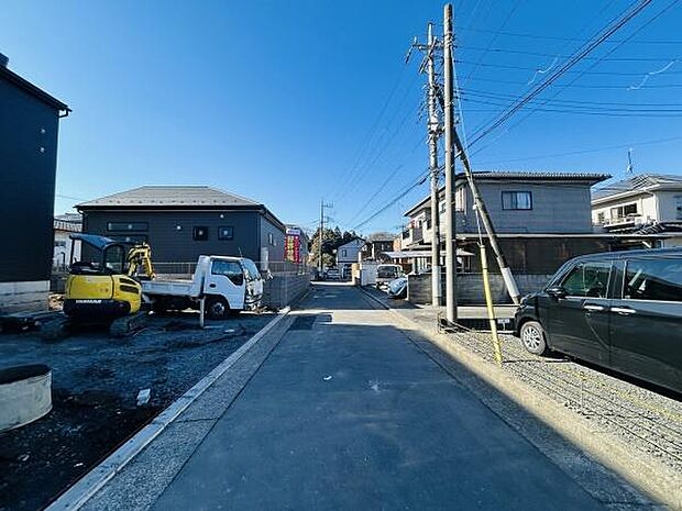 前面道路が広く車の出入りもしやすい環境です。周囲は新しい家が並び整然とした印象があります。工事車両の駐車も可能で住宅地の利便性を感じられます。電柱や配線も整備されておりインフラが行き届いています。
