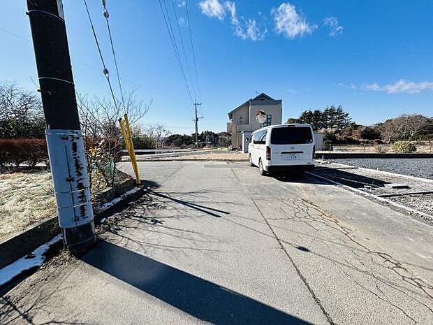 前面道路は広々としており車両の出入りもスムーズに行えます。周囲に緑が多く解放感のあるロケーションです。現地の状況が写真からもよく伝わります。静かな環境で落ち着いた雰囲気が魅力的です。