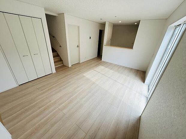 明るい日差しが差し込む開放感のあるリビングです。ナチュラルカラーのフローリングが空間をすっきりと見せています。収納スペースも備わっており使い勝手の良い印象です。