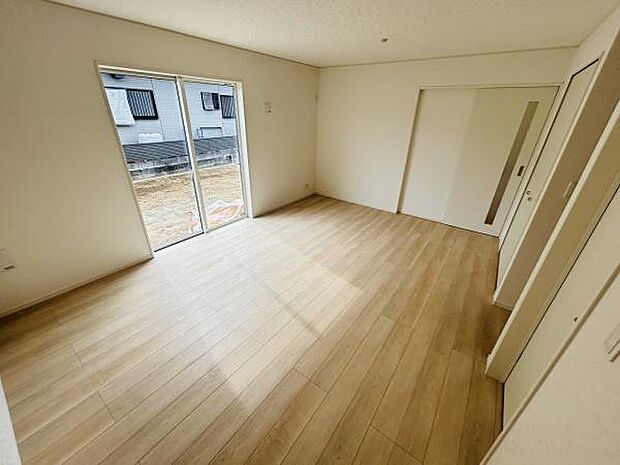 広々とした空間が特徴のリビングです。大きな窓から自然光がたっぷりと差し込みます。ナチュラルなフローリングが室内を明るく見せています。シンプルな内装でインテリアのアレンジがしやすいです。