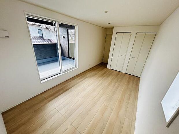 ベランダへのアクセスがしやすい寝室です。大きな窓からたっぷりと自然光が入ります。全体的に明るく収納スペースも充実しています。シンプルな内装が魅力です。