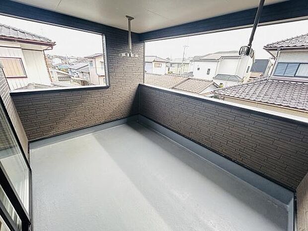 広々としたスペースが確保されたバルコニーは使い勝手の良い開放的な空間です。屋根があり天候の影響も受けにくく洗濯物などを干すのにも対応できます。外からの視線を遮る造りも安心感があります。
