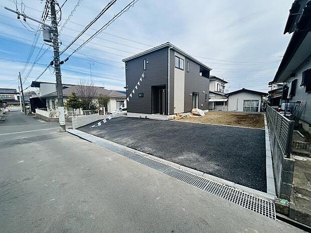 駐車場スペースが広く確保されており車の出し入れもスムーズに行えます。全面舗装されているため雨の日も足元が気になりにくいです。道路からのアクセスが良好で使いやすい配置となっています。