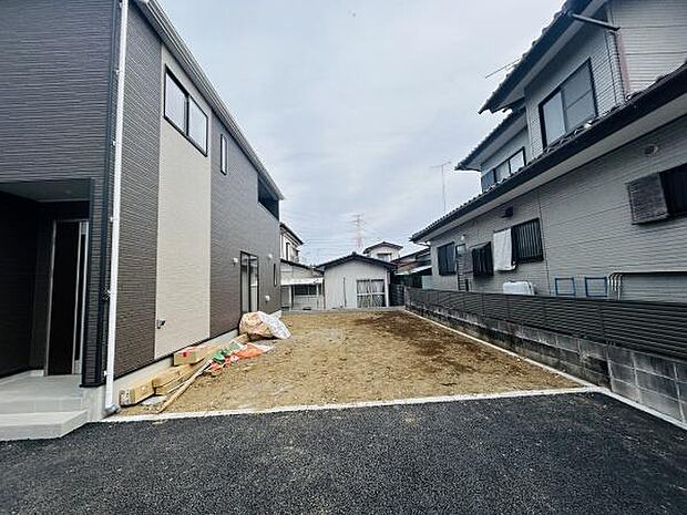 庭スペースが広く取られており使い方の幅が広がります。日当たりも良好で様々な用途に対応できそうです。隣家との距離も確保されています。シンプルな空間が特徴です。
