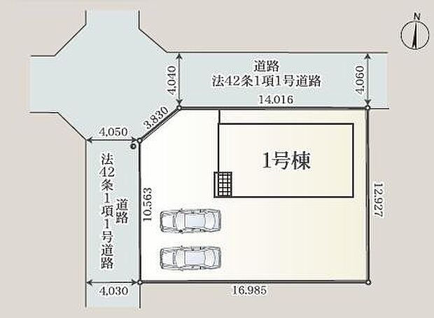 区画図から道路幅や敷地形状が明確に把握できます。駐車スペースもレイアウトされており全体の配置がわかりやすいです。角地ならではの開放感が感じられる区画図です。建物と敷地のバランスが図解されています。