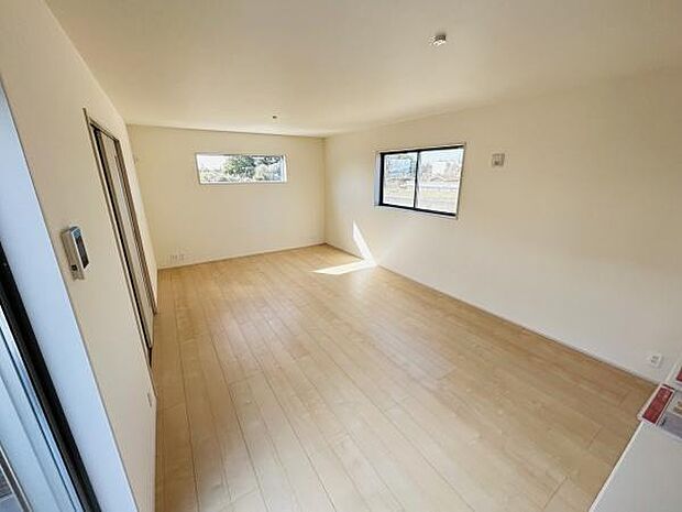 大きな窓が印象的なリビングです。明るい光がたっぷりと入る空間となっています。ナチュラルなフローリングが落ち着いた印象です。シンプルな壁面で家具の配置もしやすいレイアウトです。開放感のあるリビングです。