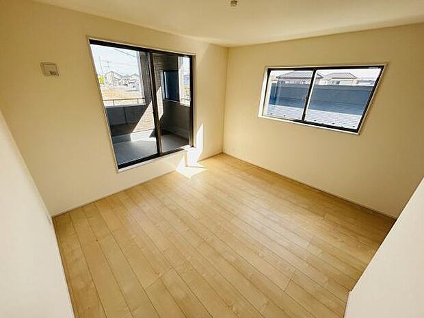 二面採光で明るさを感じられる寝室です。ナチュラルなフローリングが空間をすっきりとした印象に仕上げています。バルコニーへのアクセスもスムーズで開放感があります。