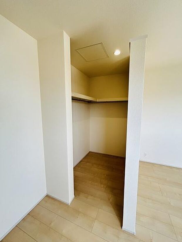 収納スペースがしっかりと確保されています。奥行きのある造りが使いやすさを高めています。室内も明るくすっきりとした印象です。壁面のシンプルなデザインが魅力です。衣類や生活用品の整理に役立ちます。