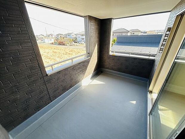 開放感のあるバルコニーは日差しが差し込み空間が広く感じられます。壁付きの設計でプライベート感を確保しています。使い勝手の良い形状が日常に便利さをもたらします。外の景色も楽しめる仕様です。