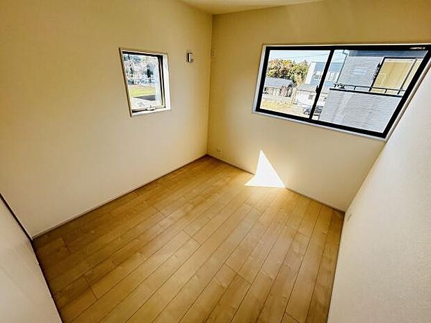 2面に窓があり採光性に優れた洋室です。シンプルな内装でお好みに合わせてコーディネートが可能です。床はナチュラルな色合いで落ち着いた印象を与えます。角部屋のため開放感があります。