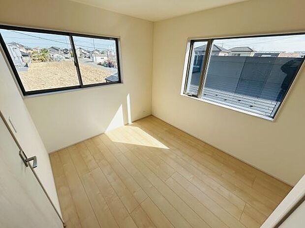 2面採光で室内が明るく感じられます。窓からの景色が開けており開放感があります。シンプルな洋室なので使い勝手が良いです。きれいなフローリングが魅力的です。