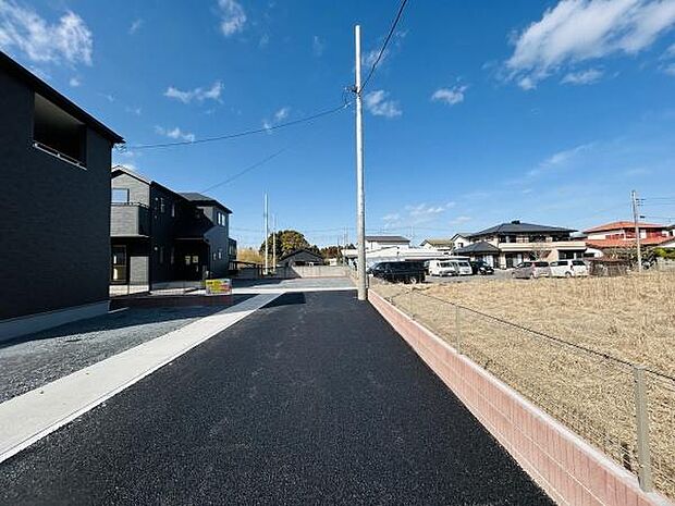 前面道路がしっかり舗装されておりアクセスも快適です。周囲には新しい住宅が並んでいて落ち着いた雰囲気が感じられます。現地までの進入路も広く車の出入りもしやすい環境です。