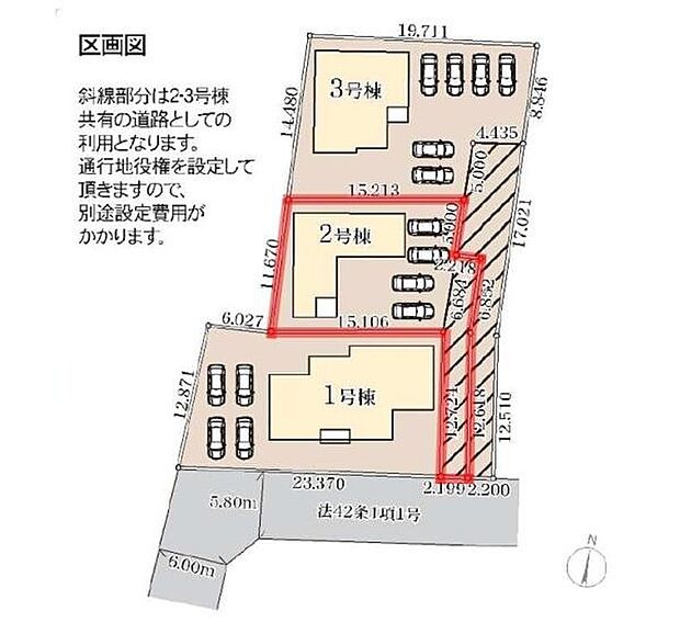 3棟に分かれた配置が特徴の区画図です。各棟ごとに駐車スペースが確保されています。敷地内道路もしっかり設計されています。敷地の形状や道路幅も見やすく記載されています。
