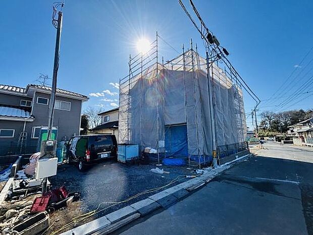 現地は建築中でゆとりのある敷地が印象的です。前面道路は舗装されており車の出入りもスムーズに感じられます。周囲には住宅が立ち並び落ち着いた雰囲気が広がっています。日当たりの良い環境もうかがえる一枚です。