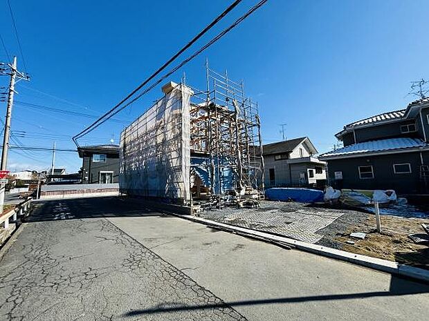 前面道路が広く車の出し入れも安心です。日当たりのよい現地写真から開放感が伝わります。周辺には住宅が建ち並び落ち着いた街並みが感じられます。工事中の様子がしっかり確認できます。