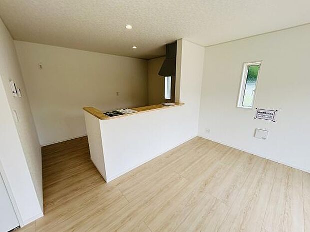 対面式のキッチンが空間を広々と見せます。シンプルな内装で清潔感があります。明るいフローリングが室内の雰囲気を引き立てます。開放感のあるレイアウトが印象的です。窓もあり明るい光が差し込みます。