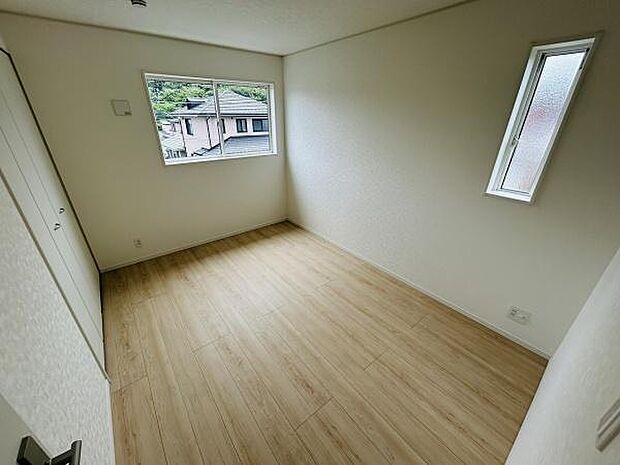 明るい光が差し込む子供部屋です。シンプルな壁と床がさまざまなインテリアに合わせやすい空間となっています。収納スペースも備わっているため整理整頓がしやすいです。二面採光で快適な環境です。