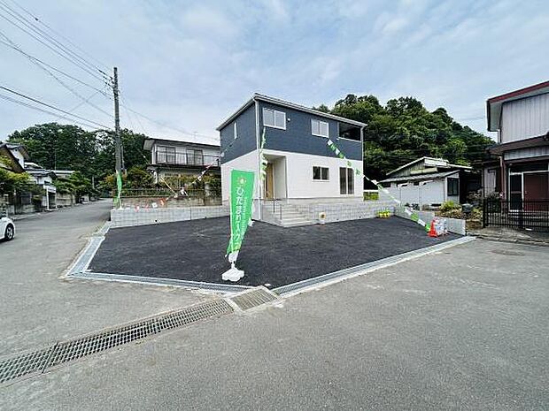 駐車場にはゆとりのあるスペースが確保されており車を複数台駐車できます。敷地が広く車の出し入れも行いやすい環境です。角地に位置しておりアクセスも良好です。