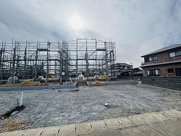 開放感のある前面道路に面した現地写真です。周囲に建築中の住宅があり静かな環境が広がっています。敷地が広めに確保されており様々なプランに対応できます。
