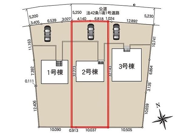 3棟それぞれの区画が整然と配置されていて車の駐車スペースもしっかり確保されています。公道に面した立地で敷地の形状も分かりやすく表示されています。
