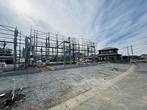 前面道路が広く車の出入りがしやすい立地です。整備された現地敷地は建築の進行状況も一目で確認できます。周囲には新しい建物が建設中でこれからの街並みに期待が持てる現場です。開放感のある角地が特徴です。