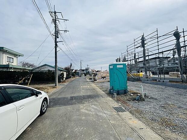 前面道路がしっかりと整備されており現地の状況が分かりやすい写真です。周辺の建築状況や道路幅も確認できます。安全面やアクセス環境にも注目できます。駐車スペースの広さもイメージしやすい一枚です。