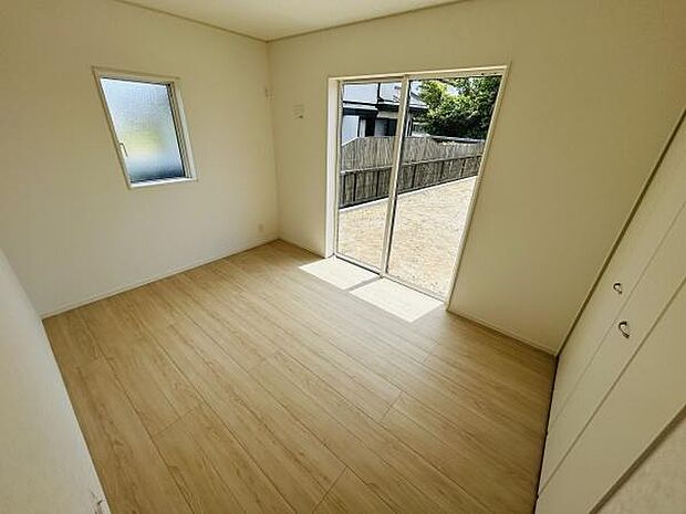明るい日差しが差し込む室内はナチュラルなフローリングが印象的です。大きな窓からは外の景色を楽しむことができます。収納スペースも備わっているので整理整頓がしやすい空間です。