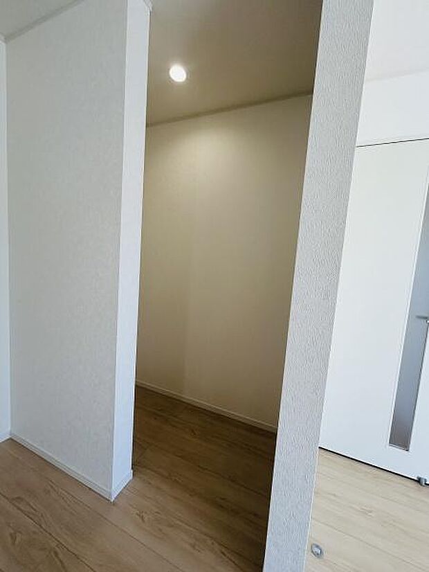 収納スペースが確保されていますので室内をすっきり保つことが可能です。シンプルなデザインで様々な使い方に対応します。明るい室内に調和した収納空間です。奥行きがあるので使い勝手も良好です。