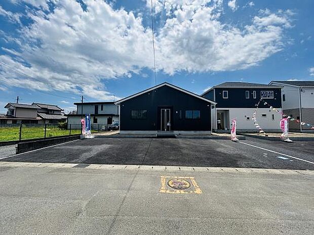 広々とした駐車スペースが確保されており複数台の駐車にも対応可能です。舗装された平坦な敷地で車の出し入れも安心です。建物前面に広がる駐車場は移動もスムーズに行えます。清潔感のある環境が印象的です。
