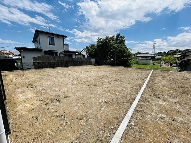 広々とした庭スペースが印象的です。開放感がありさまざまな用途に活用できます。日の光がしっかりと差し込む環境です。周辺の住宅と程よい距離が確保されています。地面がフラットで使いやすい形状です。