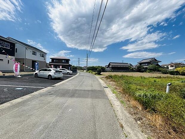 前面道路は見通しが良く車の出し入れもスムーズにできます。周囲には住宅や畑が広がり静かな環境が広がっています。日当たりをしっかり感じられるロケーションです。