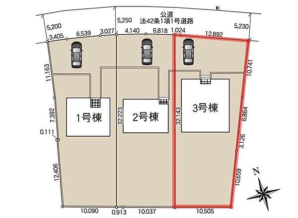 3棟それぞれの区画が整然と配置されていて車の駐車スペースもしっかり確保されています。公道に面した立地で敷地の形状も分かりやすく表示されています。