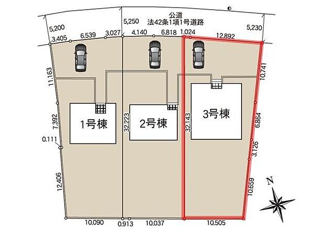 3棟それぞれの区画が整然と配置されていて車の駐車スペースもしっかり確保されています。公道に面した立地で敷地の形状も分かりやすく表示されています。