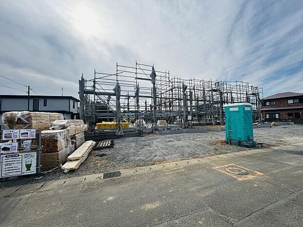 広々とした敷地で開放感のある現地写真です。建築が進む様子がよく分かります。前面道路も幅員があり車の出入りもスムーズに行えそうです。資材が整然と配置されており現場の管理が行き届いています。