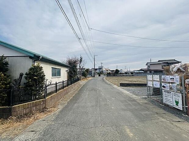 現地前面道路は幅員があり車の通行も安心です。周辺は落ち着いた雰囲気で見通しの良い道路となっています。敷地前は開放感が感じられます。住宅が並ぶ静かな通りに位置しています。