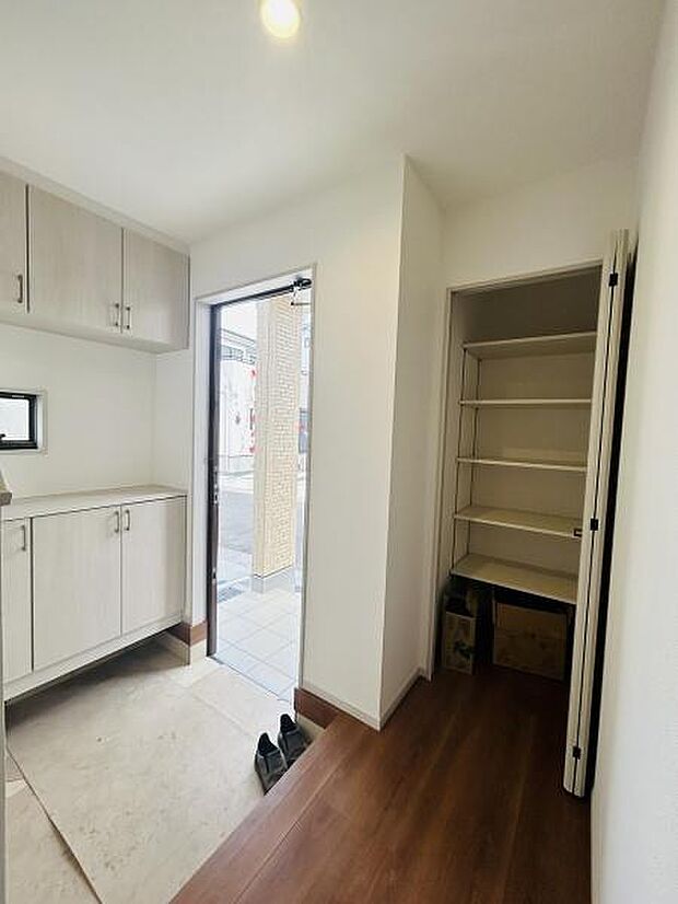 明るい玄関が印象的です。十分な収納スペースがあり玄関まわりがすっきりと片付きます。シューズボックスの上部収納も便利です。屋外へのアクセスも良好です。