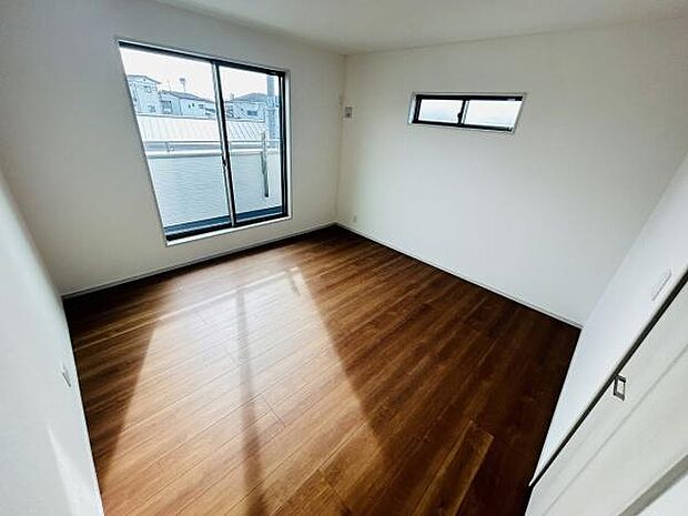 2面採光の寝室は室内が明るく開放感があります。木目調のフローリングで落ち着いた雰囲気が魅力です。広々とした空間で家具のレイアウトもしやすい設計です。